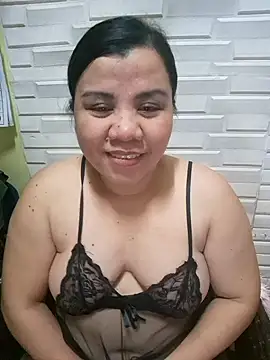 hotlyn45 online show from November 13, 2025, 8:46 pm