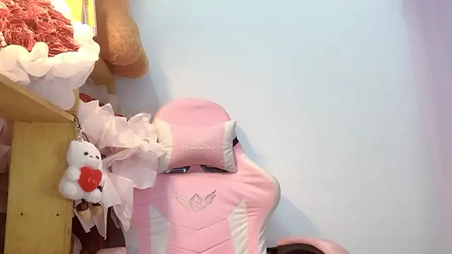 Snapshot of Pony898 chatting on September 17, 2025, 4:42 pm Pony898 online show from September 17, 2025, 4:42 pm