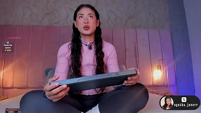 Snapshot of agatha_jener chatting on February 24, 2026, 11:33 am agatha jener online show from February 24, 2026, 11:33 am