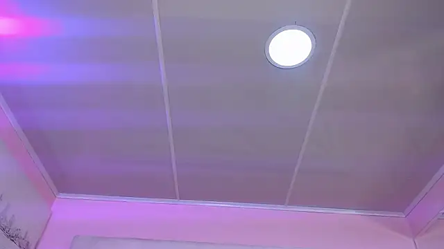 Miaa Smithh   online show from November 14, 2025, 12:09 pm