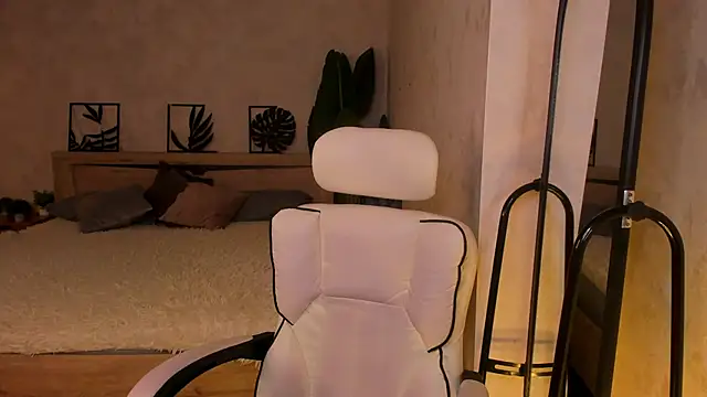 Lynn Martin online show from April 24, 2026, 6:10 pm