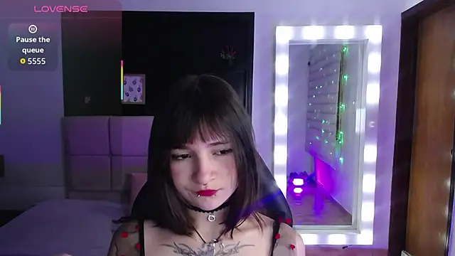  Charlotte Collins  online show from October 21, 2025, 3:22 pm