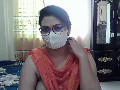 Snapshot of Elena_cruz5 chatting on October 8, 2025, 9:44 am Elena cruz5 online show from October 8, 2025, 9:44 am