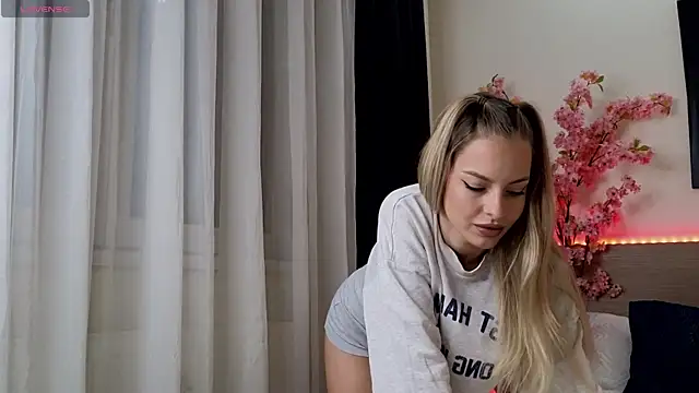 Snapshot of anexblondie chatting on November 9, 2025, 3:05 pm anexblondie online show from November 9, 2025, 3:05 pm