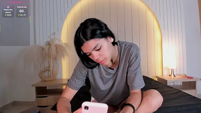 ALICESANDOVAL online show from April 12, 2026, 11:13 am