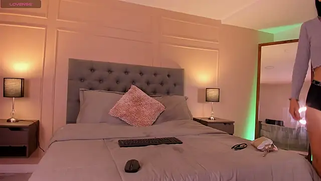 ALICESANDOVAL online show from September 19, 2025, 11:36 am