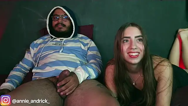  leda swan  online show from November 8, 2025, 1:03 pm