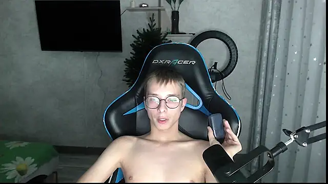 glasses cat online show from January 9, 2026, 9:44 pm