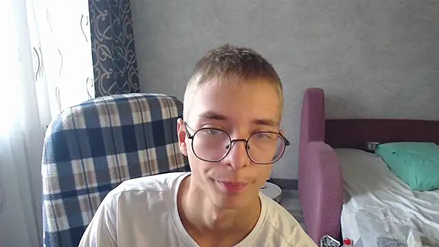 glasses cat online show from September 20, 2025, 9:36 am