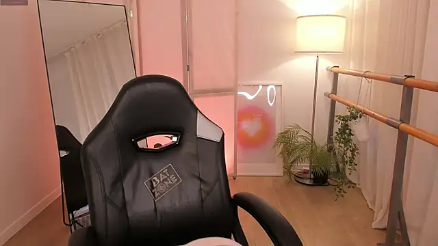 Lina Glow online show from December 1, 2025, 6:47 am