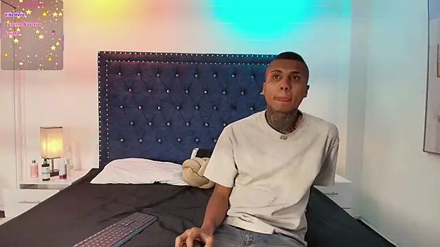 Snapshot of Damian_and_roxanne chatting on April 1, 2026, 12:39 pm Damian and roxanne online show from April 1, 2026, 12:39 pm