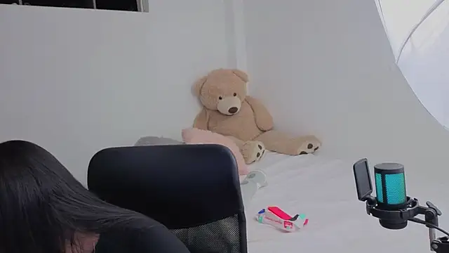 valerihouse online show from April 4, 2026, 2:18 am