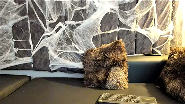 Snapshot of Rowan_Mills chatting on October 16, 2025, 8:17 pm Rowan Mills online show from October 16, 2025, 8:17 pm