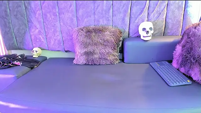 Snapshot of Rowan_Mills chatting on September 30, 2025, 8:26 pm Rowan Mills online show from September 30, 2025, 8:26 pm