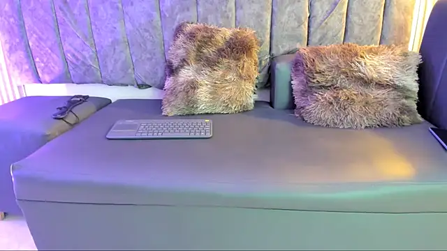 Snapshot of Rowan_Mills chatting on September 26, 2025, 9:21 pm Rowan Mills online show from September 26, 2025, 9:21 pm