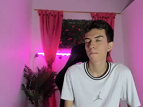 Snapshot of dylan_202520_ chatting on September 17, 2025, 11:23 am dylan 202520 online show from September 17, 2025, 11:23 am