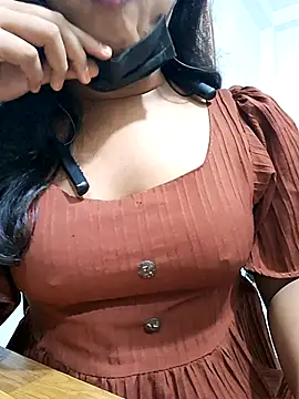 BeautyGirl sara online show from November 25, 2025, 4:18 pm