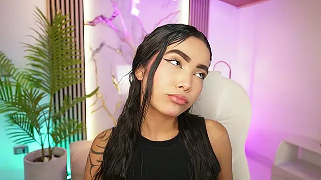 Snapshot of GiaNovak chatting on November 19, 2025, 11:43 am GiaNovak online show from November 19, 2025, 11:43 am