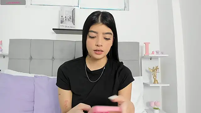 Sarahlopezz online show from June 4, 2026, 7:07 pm
