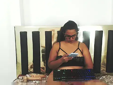 karimeSaenz1 online show from November 2, 2025, 6:57 pm