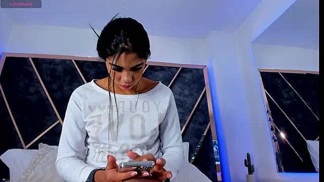 SusanaHenao online show from December 16, 2025, 5:50 pm