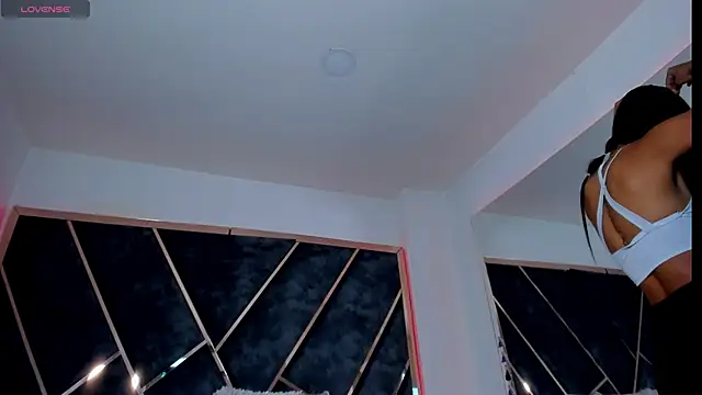 SusanaHenao online show from November 19, 2025, 5:46 pm