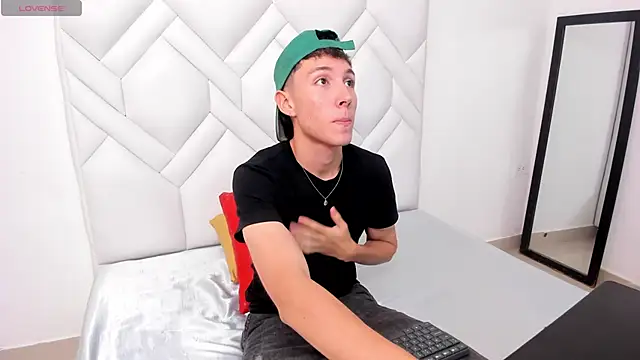 LittleDanny  online show from November 3, 2025, 7:39 pm