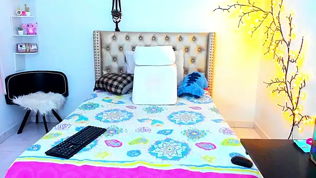 LenaStylesOA online show from November 11, 2025, 1:06 pm