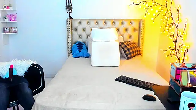 LenaStylesOA online show from November 14, 2025, 1:48 pm