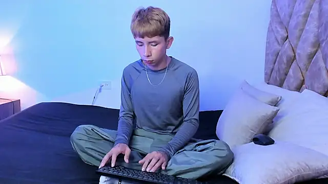 Hyunjin Son online show from December 21, 2025, 3:47 pm