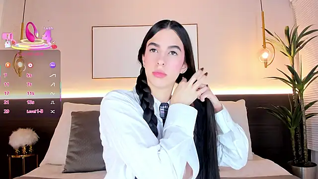 Snapshot of SolAvelar chatting on October 23, 2025, 3:49 am SolAvelar online show from October 23, 2025, 3:49 am