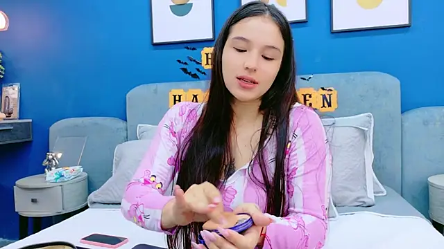 Ashley Evans22 online show from November 4, 2025, 7:39 pm