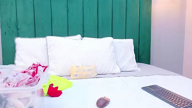 Ashley Evans22 online show from December 17, 2025, 8:36 pm