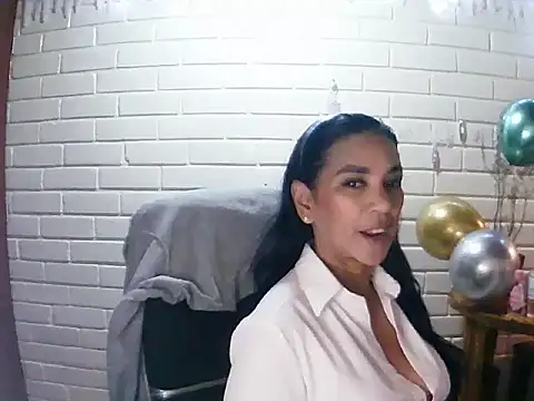 MiiaVelasquez online show from November 21, 2025, 4:11 am