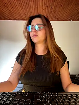 CoraVibes online show from October 3, 2025, 7:26 pm