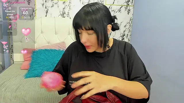 Itsuki N online show from November 19, 2025, 3:12 pm