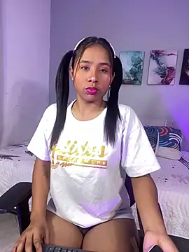 Snapshot of SophieW1 chatting on November 6, 2025, 12:20 pm SophieW1 online show from November 6, 2025, 12:20 pm