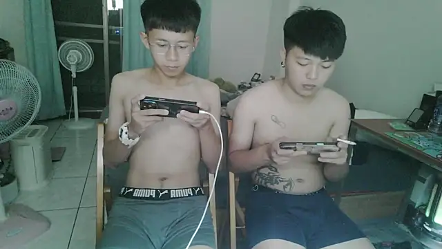 zhu000000 online show from April 19, 2026, 2:40 pm
