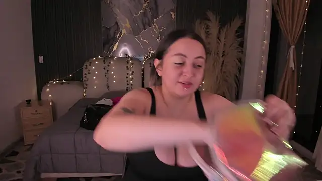 SarahCastro1  online show from April 3, 2026, 3:35 am