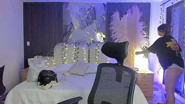 SarahCastro1  online show from February 28, 2026, 4:01 am