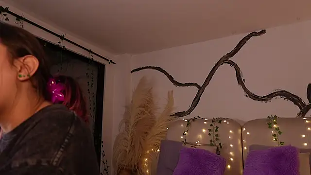 SarahCastro1  online show from December 15, 2025, 3:34 am