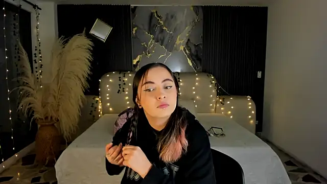 SarahCastro1  online show from January 7, 2026, 4:39 am