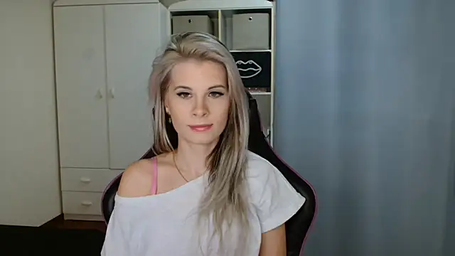 Snapshot of KristineGlow chatting on March 26, 2026, 7:17 am KristineGlow online show from March 26, 2026, 7:17 am