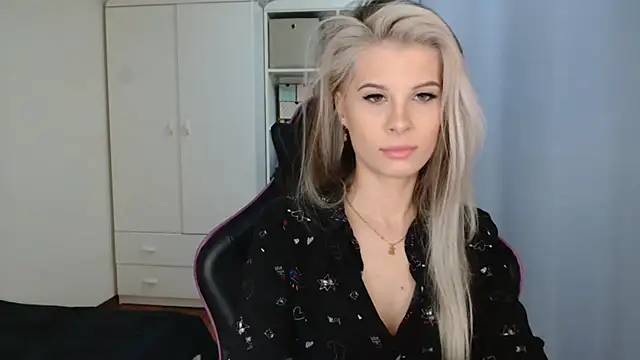 Snapshot of KristineGlow chatting on April 7, 2026, 6:26 am KristineGlow online show from April 7, 2026, 6:26 am