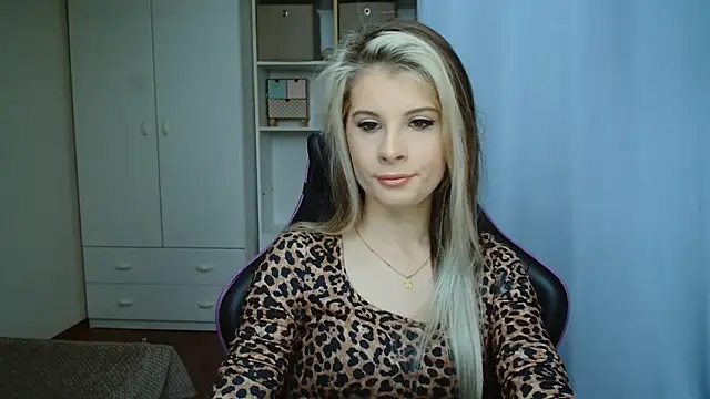 KristineGlow online show from May 19, 2026, 6:31 am
