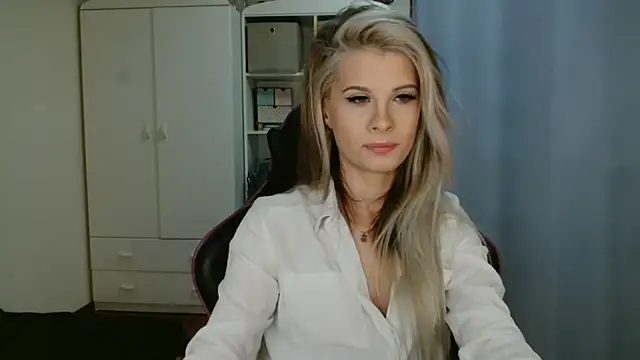 Snapshot of KristineGlow chatting on April 6, 2026, 6:14 am KristineGlow online show from April 6, 2026, 6:14 am