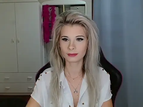 KristineGlow online show from October 27, 2025, 8:48 am