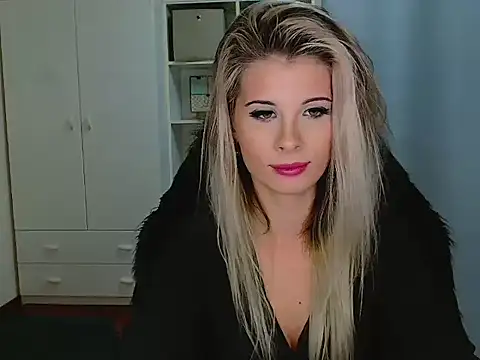 KristineGlow online show from November 14, 2025, 4:10 pm