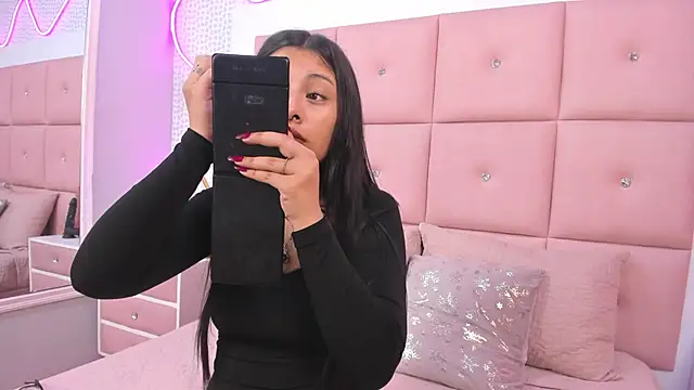 Snapshot of DaisySnugs1 chatting on November 24, 2025, 12:27 pm DaisySnugs1 online show from November 24, 2025, 12:27 pm