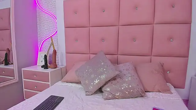 Snapshot of DaisySnugs1 chatting on November 7, 2025, 12:21 pm DaisySnugs1 online show from November 7, 2025, 12:21 pm